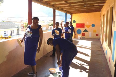  DA-lede is hard aan die verf by Strandlopertjieskool in Blompark 